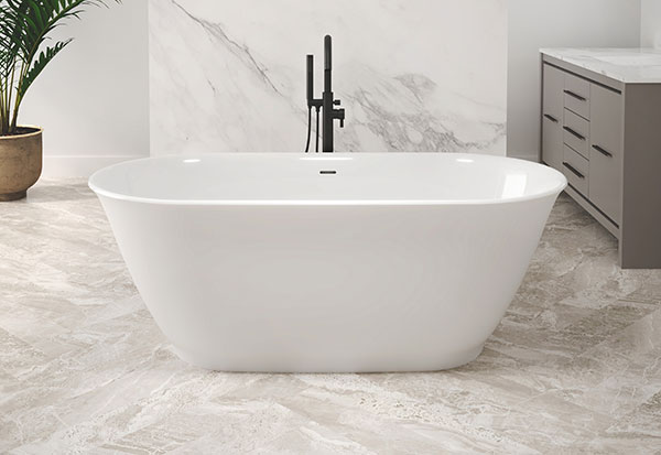 Baignoire ovale blanc mat avec intérieur blanc brillant dans une salle de bains luxueuse.