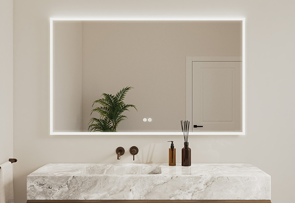 Miroir DEL Halo Plus de Fleurco de 60 pouces de large sur 36 pouces de hauteur dans une salle de bain beige avec une vanité en bois avec un comptoir en marbre