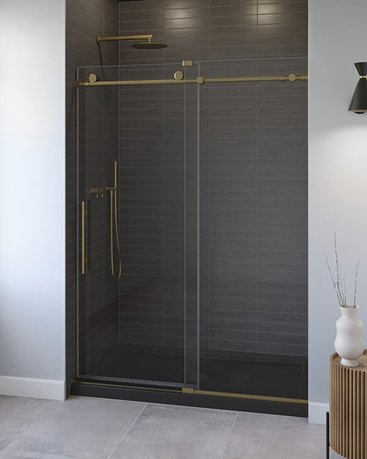 Une porte de douche coulissante en verre avec des finitions en or brossé dans une salle de bain luxueuse