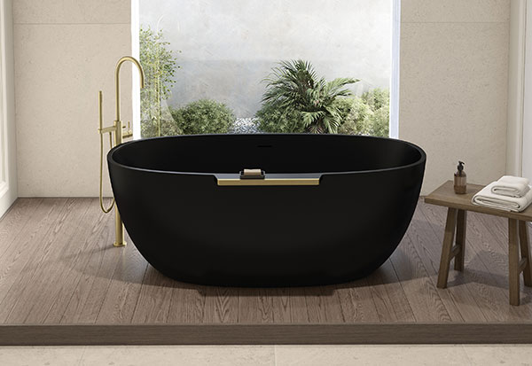 une élégante baignoire ovale noir mat avec quincaillerie en or brossé dans une salle de bains inspirée de la nature.