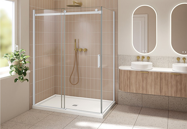 une porte de douche en blanc mat dans une salle de bains aux couleurs pastel, aux vanités en bois et aux accessoires en or brossé.