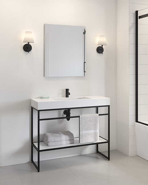Meuble-lavabo autoportant Stak Trio de Fleurco. Au-dessus du meuble-lavabo se trouve l'armoire à pharmacie encastrée à une porte de Fleurco. Il y a deux appliques murales de chaque côté de l'armoire à pharmacie.