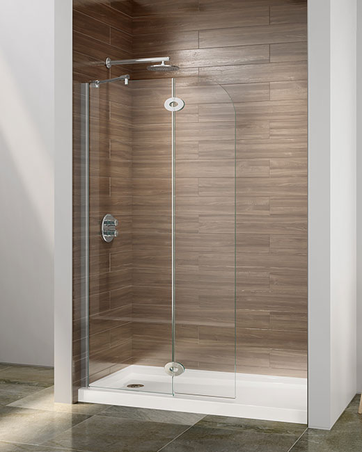 Écran de douche à l'italienne avec panneau fixe et charnières Q de verre à verre au centre d'une salle de bains élégante et confortable