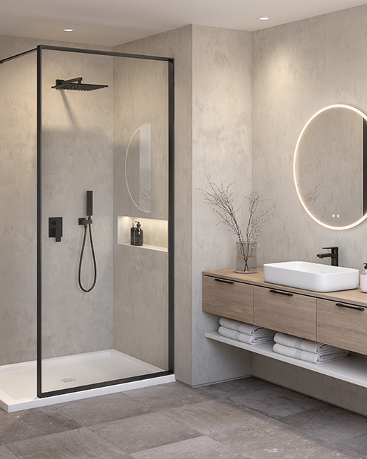 écran de douche Fleurco Vespero dans une salle de bain plus sombre sans fenêtres. La scène est toujours lumineuse grâce à l'éclairage encastré au plafond et au miroir DEL Fleurco Halo Plus rond