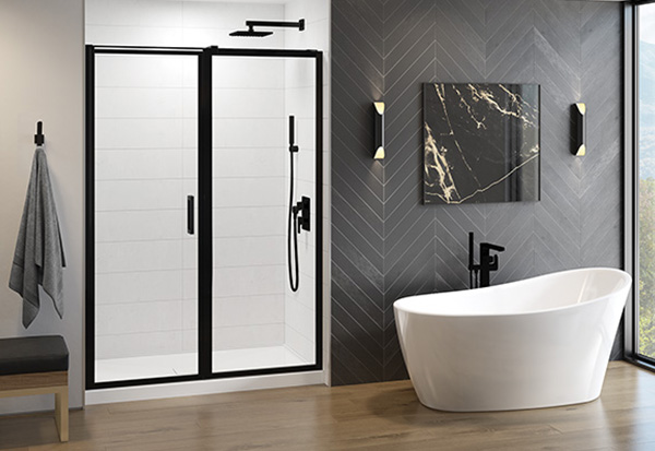 une porte de douche en verre encadrée en noir mat dans une salle de bains élégante avec des accessoires et des luminaires noirs. 