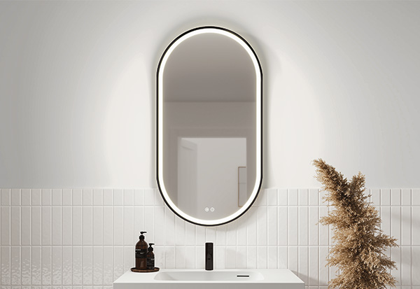 Miroir DEL oblong avec cadre noir décorant une vanité autoportante dans une salle de bain de style noir et blanc. 