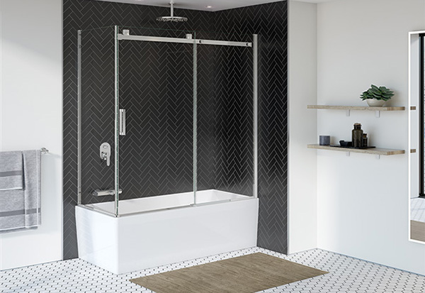 une porte de baignoire avec des accessoires chromés dans une salle de bains moderne et monochrome. 